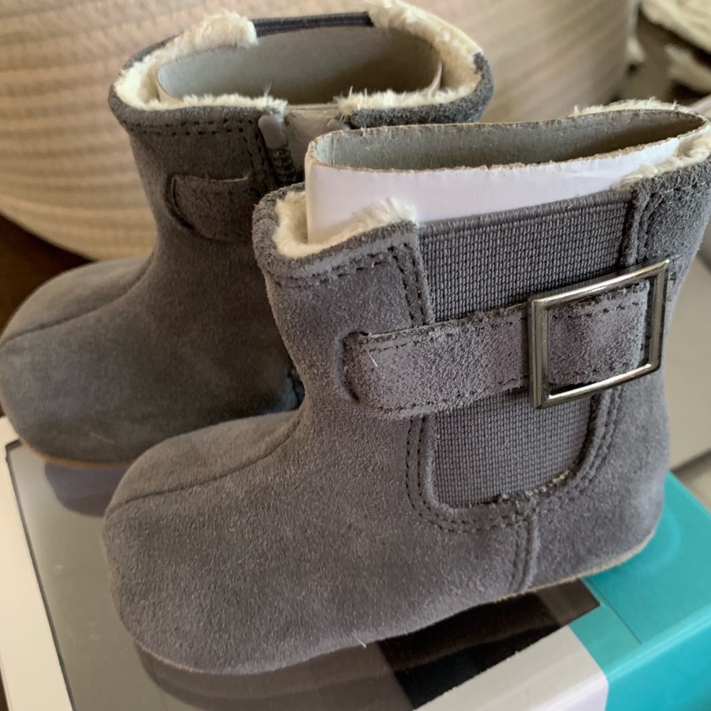 Robeez NWT Gray Boots